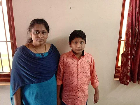தாய் வசுமதியுடன் சிறுவன் சாய்சர்வேஷ்