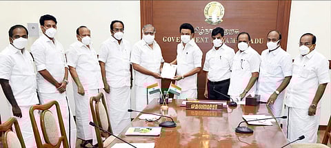 டெல்டா மாவட்டங்களில் ஏற்பட்டுள்ள பயிர்ச்சேத விவரங்கள் அடங்கிய அறிக்கையை அமைச்சர்கள் குழு முதல்வர் மு.க.ஸ்டாலினிடம் சமர்ப்பித்தது. 