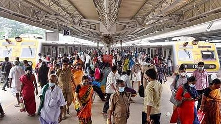 சென்னை புறநகா் மின்சார 
ரயில்களில் தீவிர சோதனை