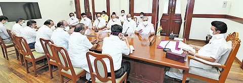 பலத்த மழை காரணமாக டெல்டா மாவட்டங்களில் ஏற்பட்டுள்ள பயிர்ச் சேதங்கள் குறித்து அறிக்கை அளித்த அமைச்சர்கள் குழுவுடன் சென்னை, தலைமைச் செயலகத்தில் செவ்வாய்க்கிழமை ஆலோசனை நடத்திய முதல்வர் மு.க.ஸ்டாலின்.