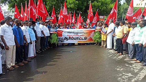 திருப்பூர் குமரன் சிலை முன்பாக நூல் விலை உயர்வை கண்டித்து புதன்கிழமை ஆர்ப்பாட்டத்தில் ஈடுபட்ட இந்திய கம்யூனிஸ்ட் கட்சியினர்.