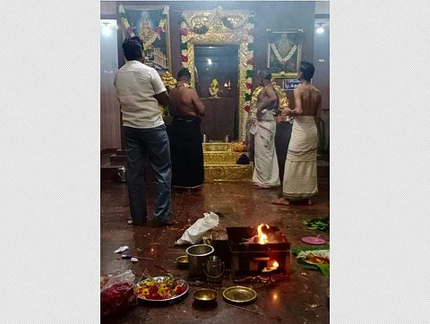 மானாமதுரை அண்ணாசிலை அருகேயுள்ள ஸ்ரீ தர்ம சாஸ்தா ஐயப்பன் கோயிலில் கார்த்திகை மாதம் பிறந்ததை முன்னிட்டு கணபதிஹோம் நடத்தி மூலவருக்கு சிறப்பு பூஜைகள் நடந்தது.