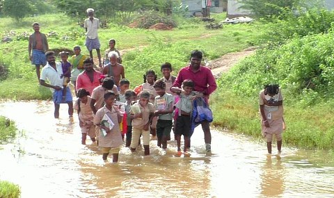 சகதியில் நடந்தும் பள்ளிக்கு செல்லும் பிள்ளைகள்.
