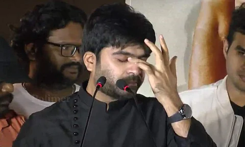 ’நிறைய பிரச்னை தராங்க’ மேடையில் சிம்பு கண்ணீர் மல்க பேச்சு