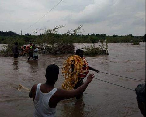 தண்டரை  - எரையூர் இடையே செய்யாறு ஆற்றில் பெருக்கெடுத்தும் ஒடும் வெள்ள நீரில் மின்சாரப் பாதையை சீரமைக்கும் மின் ஊழியர்கள்.