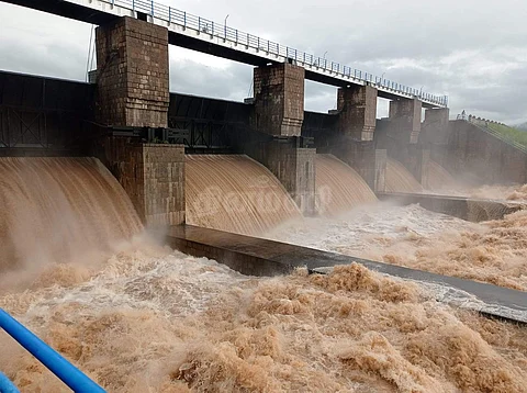 கிருஷ்ணகிரி மாவட்டம், பாம்பாறு அணையிலிருந்து வெளியேற்றப்படும் உபரி நீர்.