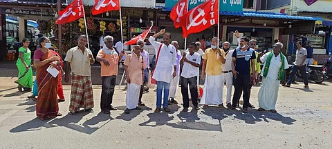 கோவில்பட்டியில் பட்டாசு வெடித்து ஆர்ப்பாட்டத்தில் ஈடுபட்டு கோஷமிட்ட தமிழ்நாடு விவசாயிகள் சங்கத்தினர்.