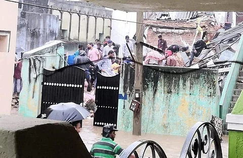 கனமழைக்கு சரிந்து விழுந்து தரைமட்டமான அனீஷா பேகத்தின் மாடி வீடு.