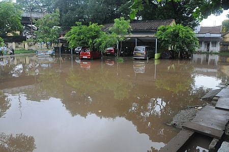 தொடா் மழை காரணமாக, திருச்சி தென்னூா் மின்வாரிய அலுவலகத்தில் தேங்கியிருக்கும் மழைநீா்.