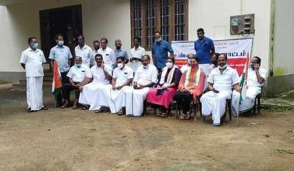 மாவட்ட வன அலுவலகம் முன்பு உண்ணாவிரதப் போராட்டத்தில் ஈடுபட்ட காங்கிரஸ் கட்சியினா்.