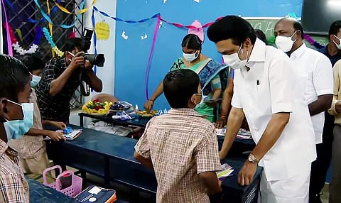 சென்னை மாநகராட்சி பள்ளியில் பல மாதங்களுக்கு பிறகு பள்ளிக்கூடத்துக்கு வந்த மாணவர்களை வரவேற்ற முதல்வர் மு.க.ஸ்டாலின்.