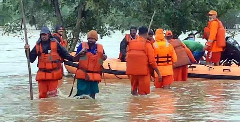 பேரிடர் மீட்புக் குழுவினர்