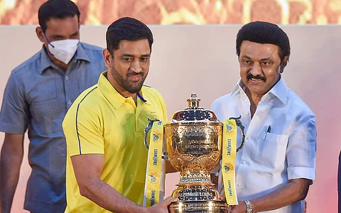 விழாவில் தோனி உள்ளிட்ட சென்னை வீரா்களுக்கு நினைவுப் பரிசுகளை வழங்கிய முதல்வா் ஸ்டாலின்.