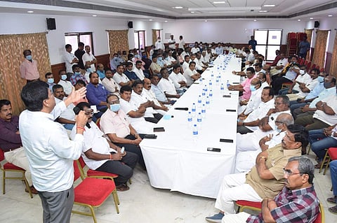 திருப்பூரில் நூல் விலை உயர்வைக் கட்டுப்படுத்துவது தொடர்பாக திங்கள்கிழமை நடைபெற்ற ஆலோசனைக்கூட்டத்தில் பங்கேற்ற தொழில் அமைப்பு நிர்வாகிகள்.