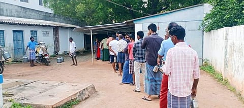 மானாமதுரை கூட்டுறவு சங்கத்தில் பால் வாங்க வரிசையில் காத்திருப்போர்.