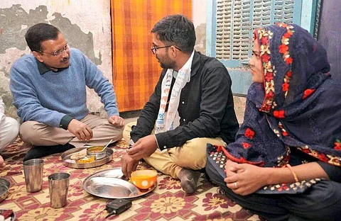 ஆட்டோ ஓட்டுநர் குடும்பத்தாருடன் அரவிந்த் கேஜரிவால்