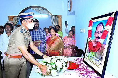 திருச்சியில் கொலை செய்யப்பட்ட சிறப்பு காவல் உதவி ஆய்வாளா் பூமிநாதனின் வீட்டில் செவ்வாய்க்கிழமை அவரது படத்து அஞ்சலி செலுத்துகிறாா் தமிழக காவல் துறை டிஜிபி சைலேந்திரபாபு.