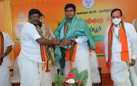 சோழவந்தான் தொகுதி அதிமுக முன்னாள் எம்எல்ஏ மாணிக்கம் இன்று பாஜகவில் இணைந்தார். 