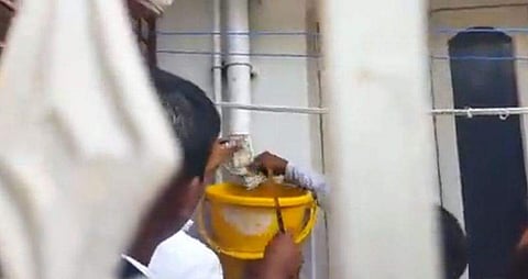 தண்ணீர் குழாயில் பதுக்கப்பட்ட பணம்: பக்கெட்டில் பறிமுதல் செய்த அதிகாரிகள்