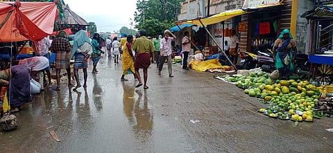 மானாமதுரையில் ஆனந்தவல்லி அம்மன் கோயில் எதிரே கொட்டும் மழையில் நடைபெற்ற வாரச்சந்தை