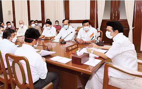 தலைமைச் செயலகத்தில் முதல்வர் மு.க.ஸ்டாலினை சந்தித்துப் பேசிய மத்தியக் குழுவினர். உடன் அமைச்சர்கள் கே.என்.நேரு, எ.வ.வேலு, கே.கே.எஸ்.எஸ். ஆர்.ராமச்சந்திரன், தலைமைச் செயலாளர் வெ.இறையன்பு உள்ளிட்டோர்.