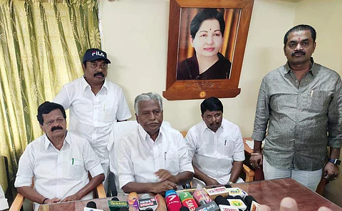 கிருஷ்ணகிரியில் செய்தியாளர்களுக்கு பேட்டியளிக்கும் அதிமுக துணை ஒருங்கிணைப்பாளர் கே.பி. முனுசாமி எம்.எல்.ஏ.,
