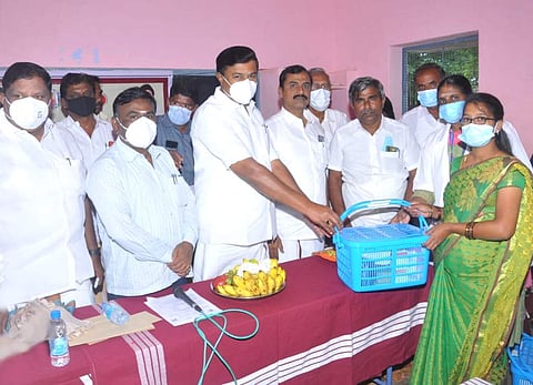 நிகழ்ச்சியில் கர்ப்பிணி ஒருவருக்கு ஊட்டச்சத்து பெட்டகம் வழங்குகிறார் அமைச்சர்  மு.பெ.சாமிநாதன்.