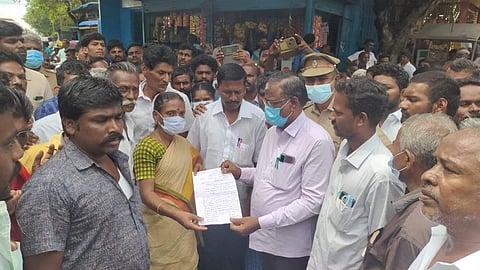 வெம்பக்கோட்டை: சுற்றுச்சூழல் விதியில் பட்டாசு தொழிலுக்கு விலக்குக் கோரி மனு கொடுக்கும் போராட்டம்