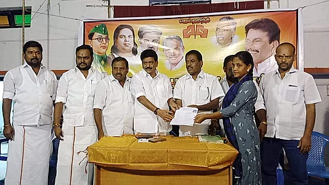 உசிலம்பட்டி நகராட்சிக்கு உள்பட்ட 24 வார்டுகள் தேர்தல் நடைபெற உள்ள நிலையில், அகில இந்திய பார்வர்டு பிளாக் கட்சி நிர்வாகிகள் விருப்ப மனு அளித்தனர். 