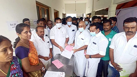 சேலத்தில் நகர்ப்புற உள்ளாட்சி தேர்தலில் அதிமுக சார்பில் போட்டியிட விரும்புபவர்களுக்கு விருப்ப மனு விநியோகத்தை தொடங்கி வைத்த எடப்பாடி பழனிசாமி.