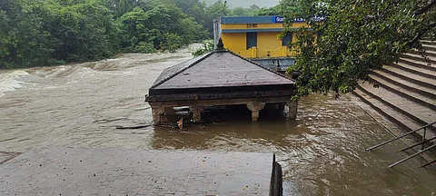 பாபநாசம் கோவில் படித்துறையில் உள்ள மண்டபத்தை மூழ்கியபடி செல்லும் வெள்ளப்பெருக்கு
