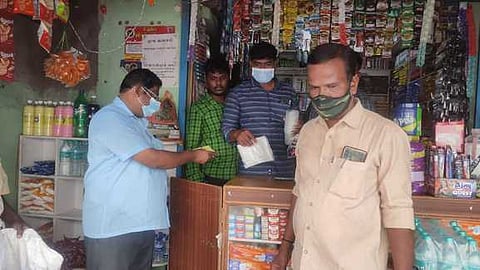 தா. பழூரில் தடை செய்யப்பட்ட நெகிழிப் பொருள்கள் பறிமுதல்