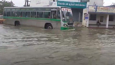 திருநெல்வேலி நகரில் வெள்ளத்தில் மிதந்து செல்லும் பேருந்து