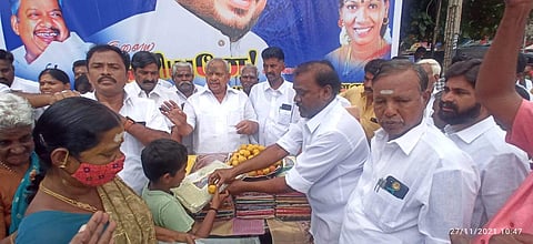 திருப்புவனத்தில் திமுகவினர் பெண்களுக்கு இலவசமாக சேலைகள் மற்றும் இனிப்புகள் வழங்கினர்