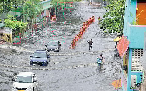 சென்னை கே.கே.நகர் ராஜ மன்னார் சாலையில் தேங்கிய வெள்ளத்தில் ஊர்ந்து செல்லும் வாகனங்கள்.