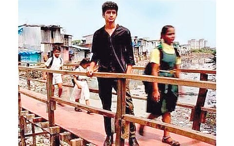 மாணவர் கட்டிய பாலம்!