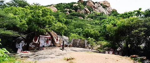கனமழை காரணமாக சரிந்து விழுந்த பாறை.