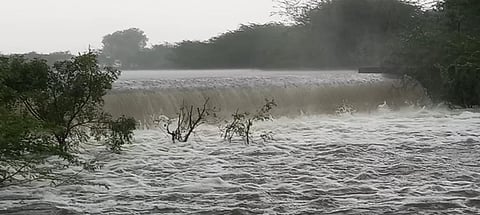 சுக நிதியில் ஏற்பட்ட வெள்ளப்பெருக்கால் மூழ்கிய கொவளை கிராம தரைப் பாலம்.