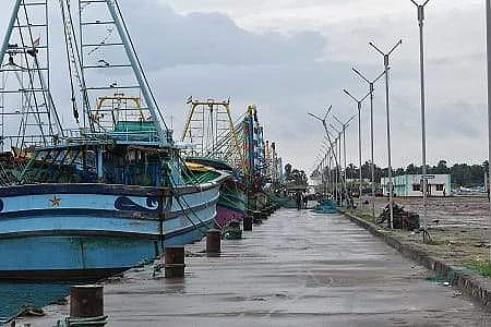 பூம்புகார் மீன்பிடி துறைமுகத்தில் விசைப் படகுகள் நிறுத்தி வைக்கப்பட்டுள்ளதை படத்தில் காணலாம்