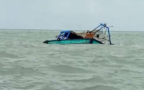 மண்டபத்தில் கனமழை: கடலில் மூழ்கிய விசைப்படகுகள்