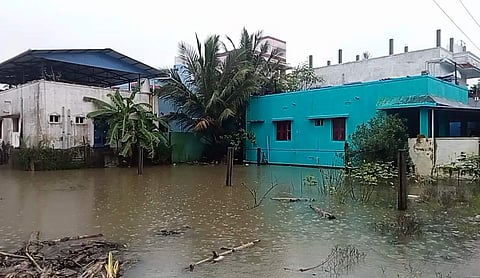 குடியிருப்புகளை சுற்றி தேங்கி நிற்கும் மழைநீர்