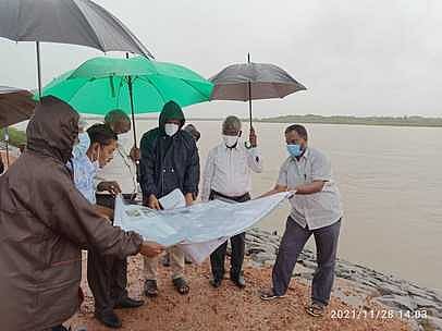 கொள்ளிடம் ஆற்றில் ஆய்வு செய்த பொதுப்பணித் துறை திருச்சி தலைமை பொறியாளா் ராமமூா்த்தி.