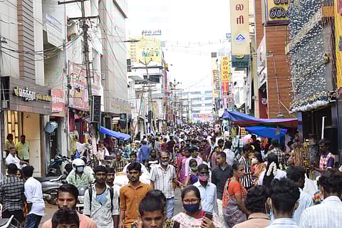 தீபாவளி கடைசி நாளில் கடைவீதிகளில் குவிந்த மக்கள்