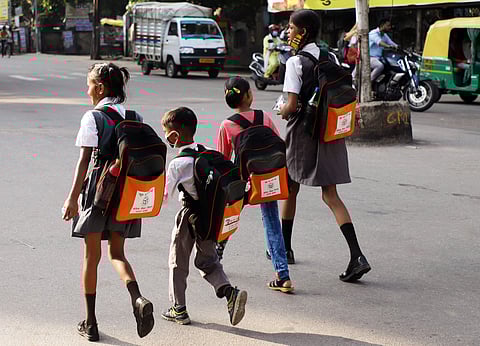 ராணிப்பேட்டை மாவட்டத்தில் இன்று (புதன்கிழமை) பள்ளி, கல்லூரிகளுக்கு விடுமுறை அறிவிக்கப்பட்டது.