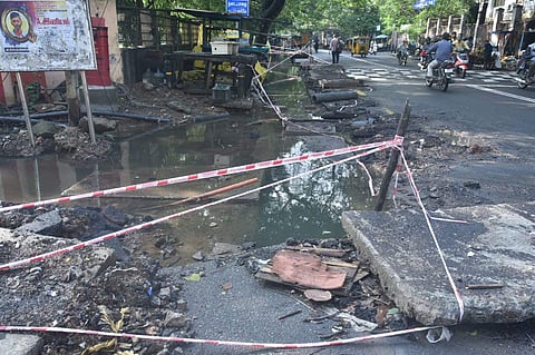 சென்னை கே.கே. நகர் காமராஜர் சாலையில் மழை நீரை வெளியேற்ற  சாலையோரப் பகுதி உடைக்கப்பட்டுள்ளது.