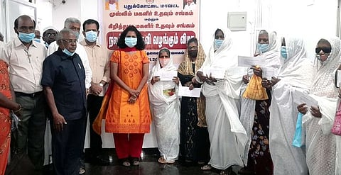 புதுகையில் முஸ்லிம் மகளிா் உதவும் சங்கம் மூலம் தொழில் நிதியுதவியை வழங்கிய ஆட்சியா் கவிதா ராமு.