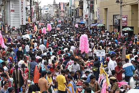 தீபாவளி பண்டிகையையொட்டி மதுரை தெற்குமாசி வீதியில் புதன்கிழமை பொருள்கள் எடுக்க குவிந்த கூட்டம்.