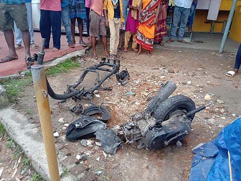 பட்டாசு வெடித்துச் சிதறியதில் சேதமடைந்தன இருசக்கர வாகனத்தின் பாகங்கள்