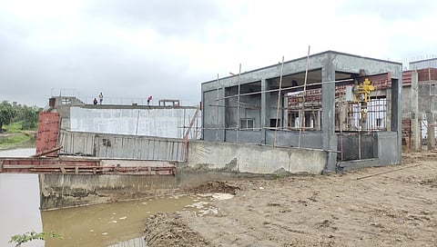 திருப்பூா் சின்னாண்டிபாளையத்தில் மழை காரணமாக பூமிக்குள் புதையில் நிலையில் உள்ள பாதாள சாக்கடை சுத்திகரிப்பு நிலையக் கட்டடம்.