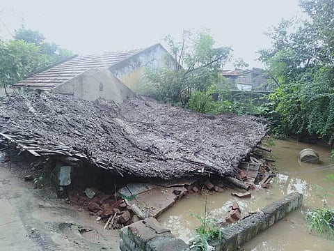 வாழப்பாடியில் மழையில் இடிந்து தரைமட்டமான கூரை வீடு